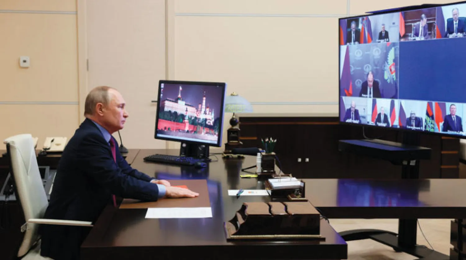 بوتين خلال ترؤسه اجتماع مجلس الأمن القومي عبر الفيديو قرب موسكو أمس (أ.ب)