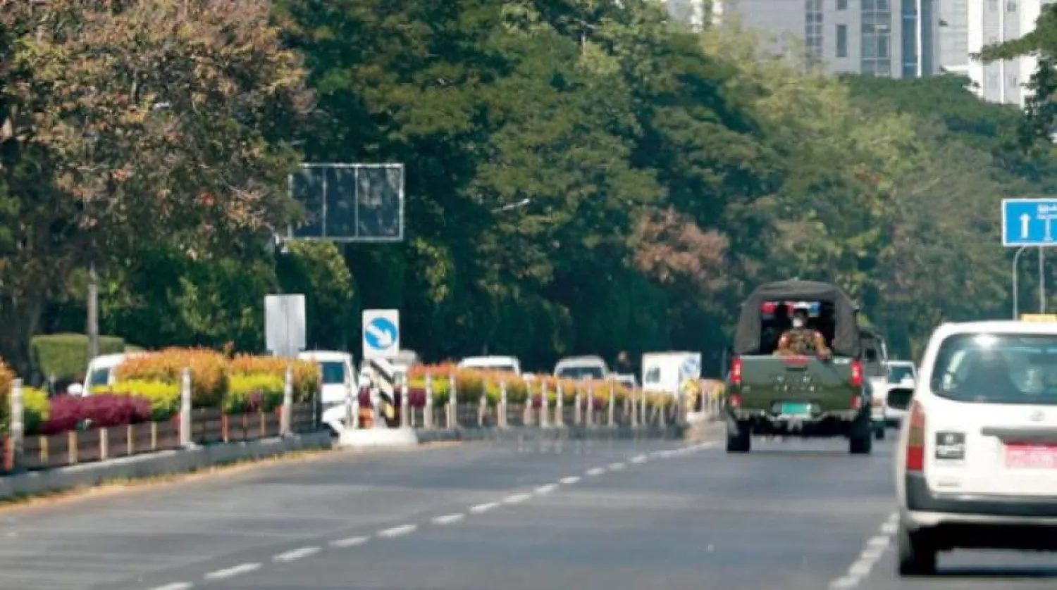 عربة عسكرية خلال دورية في شوارع رانغون (أرشيفية-إ.ب.أ)