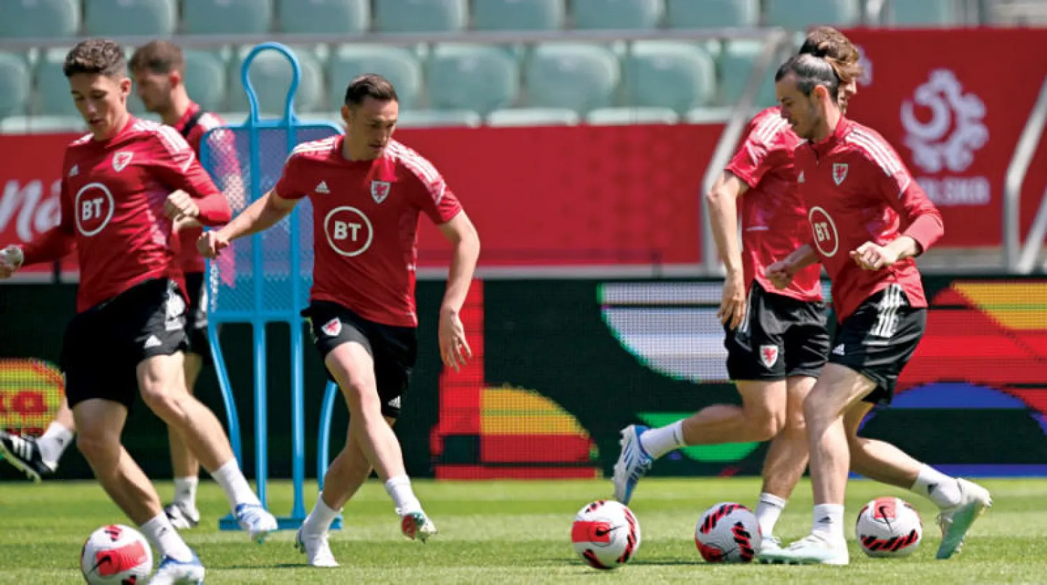 لاعبو منتخب ويلز خلال التحضير لمواجهة بولندا في افتتاح دوري الأمم الأوروبية (إ.ب.أ)