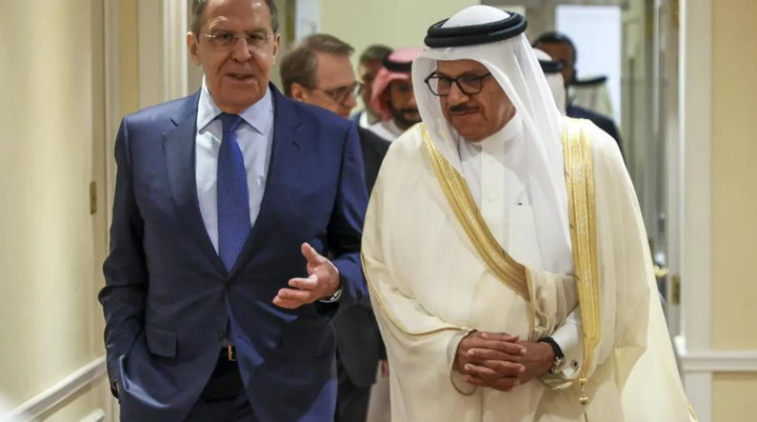 Rusya Dışişleri Bakanı Lavrov ve Bahreynli mevkidaşı ez-Zayani Manama'daki toplantı salonuna girerken (AP)