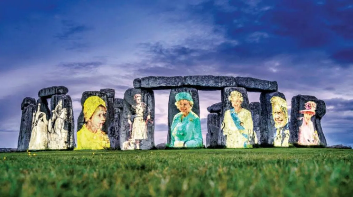 Kraliçe Elizabeth'in tahta çıkışından itibaren her on yılındaki fotoğraflarının Stonehenge kayalıklarına yansıtılmış hali (AP)