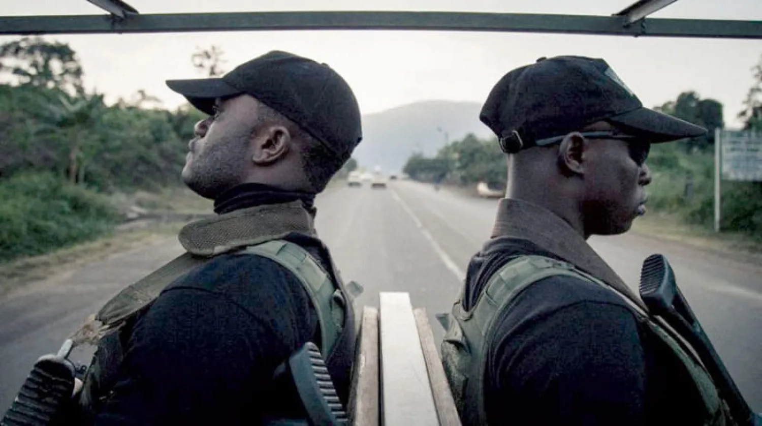 جنود دورية لواء المشاة الميكانيكي الحادي والعشرين في شوارع بويا بالمنطقة الجنوبية الغربية من الكاميرون (أ.ف.ب)