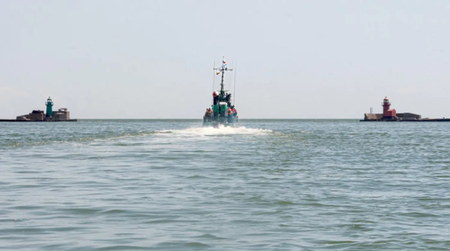 سفينة روسية تابعة لأسطول البحر الأسود خلال دورية أمام مرفأ ماريوبول أول من أمس (أ.ب)