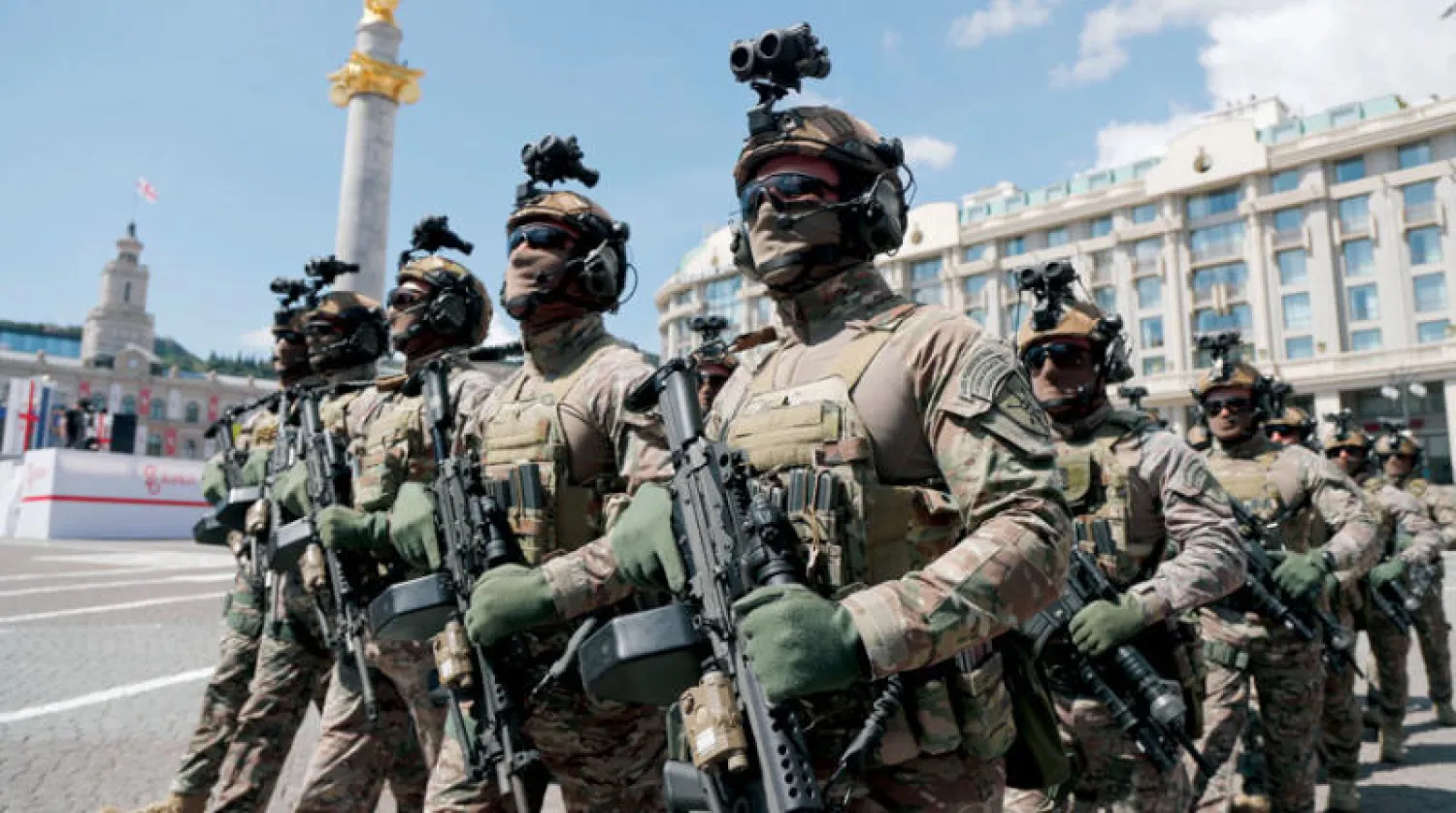 قوات جورجية خلال عرض عسكري في العاصمة تبليسي في 26 مايو الحالي بمناسبة الذكرى الـ104 للاستقلال (إ.ب.أ)