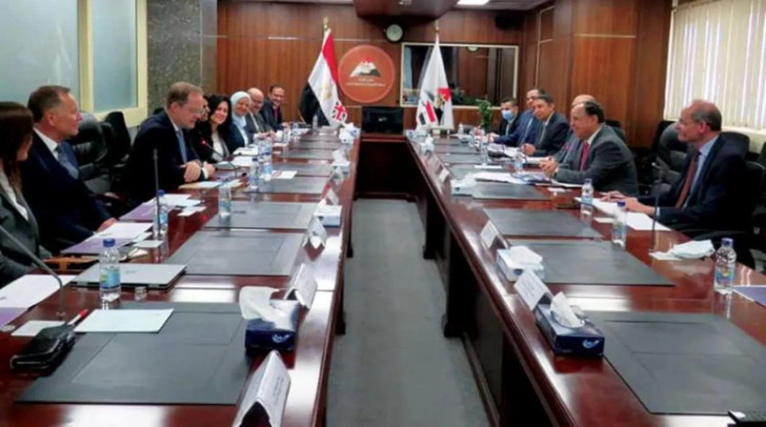 The Egyptian Finance Minister during his meeting with the British Ambassador in Cairo and his accompanying delegation (Asharq Al-Awsat)
