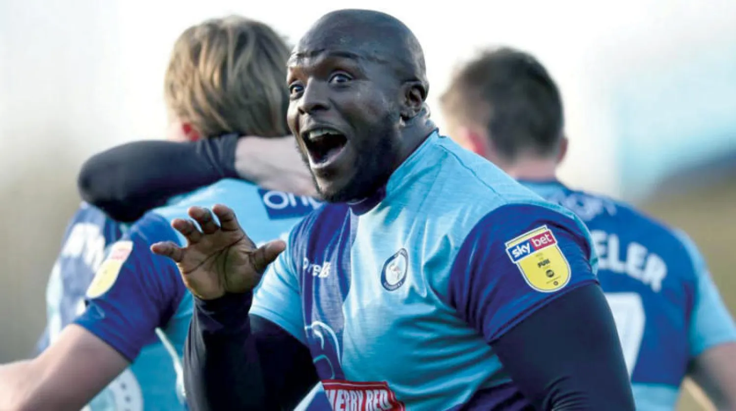 المهاجم القوي أكينفينوا خاض مباراته الأخيرة مع ويكومب (رويترز)