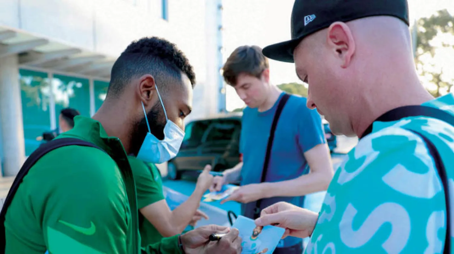 لاعبو المنتخب السعودي لاقوا تحفيزاً من معجبين إسبان في المنتجع التحضيري (الشرق الأوسط)