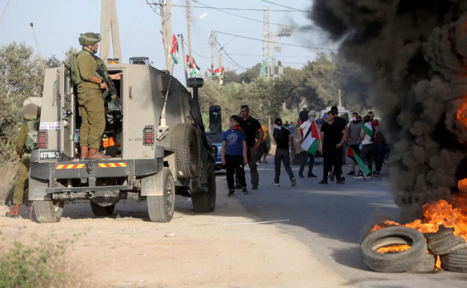 القوات الإسرائيلية تقمع محتجين فلسطينيين في نابلس بالضفة الغربية (إ.ب.أ)
