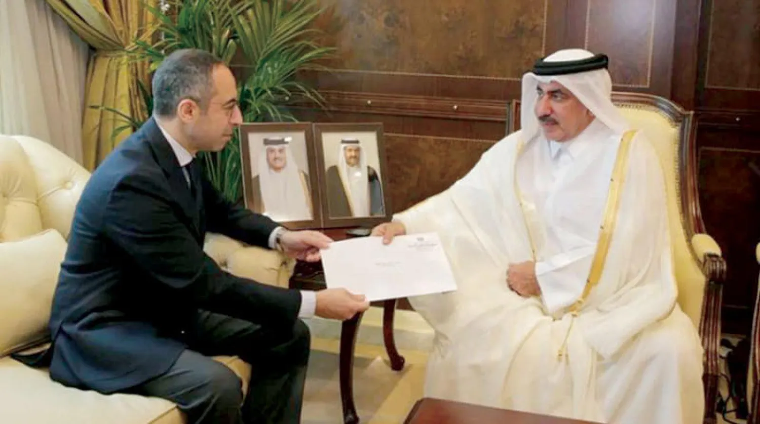 سفير مصر بالدوحة يسلم وزير المواصلات القطري رسالة بلاده (وزارة الخارجية المصرية)