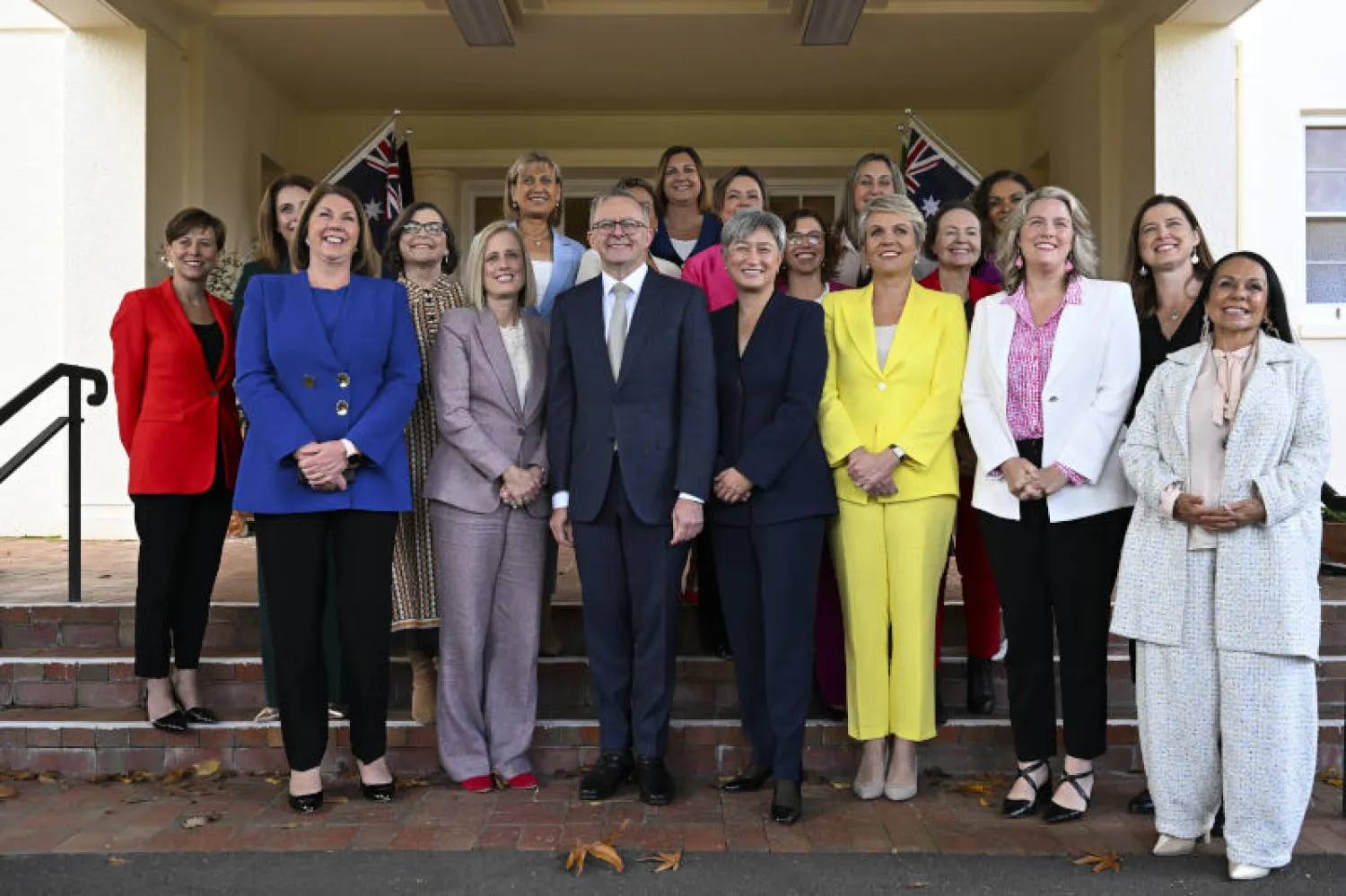 رئيس الوزراء الأسترالي أنتوني ألبانيز يقف لالتقاط صور مع عضوات وزارته بعد أداء اليمين الدستورية بمقر الحكومة في كانبيرا (د.ب.أ)