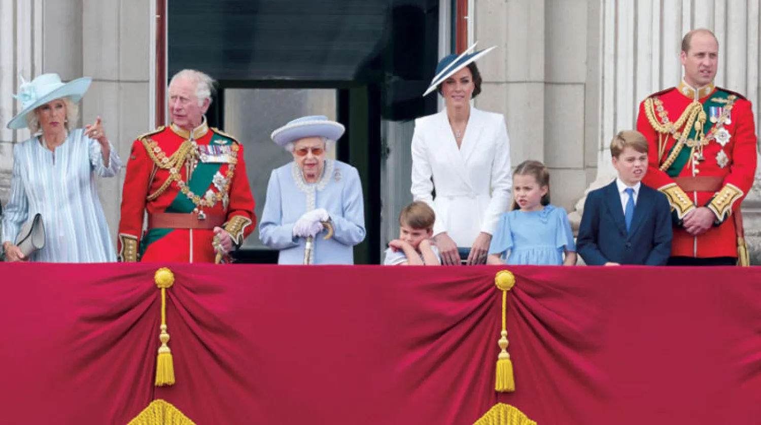 ملكة بريطانيا تطل مع أفراد عائلتها على الحشود التي تجمعت أمام قصر باكنغهام أمس (أ.ب)