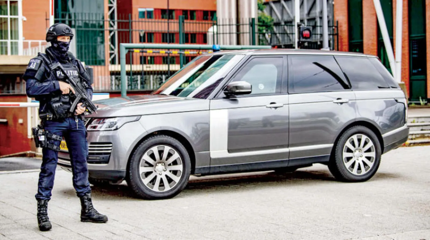 ضابط شرطة يقف حارسا قبل جلسة استماع أمام إحدى المحاكم الهولندية في روتردام (أ.ف.ب)