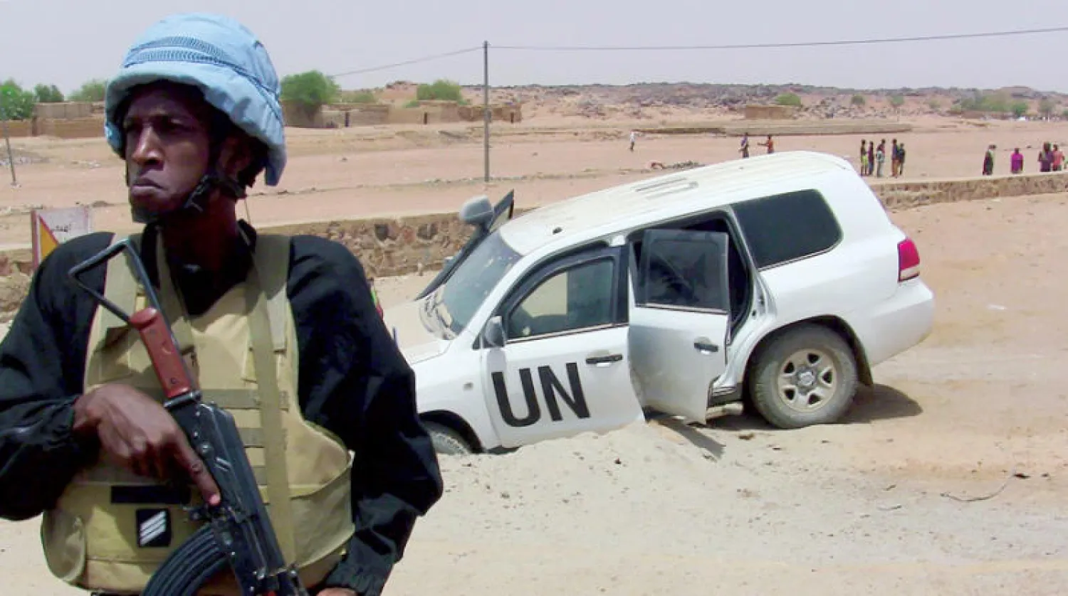 جندي من بعثة الأمم المتحدة (مينوسما) يقف بالقرب من مركبة بعد أن مرت فوق عبوة ناسفة بالقرب من كيدال (مالي) 16 يوليو 2016 (أ.ف.ب)