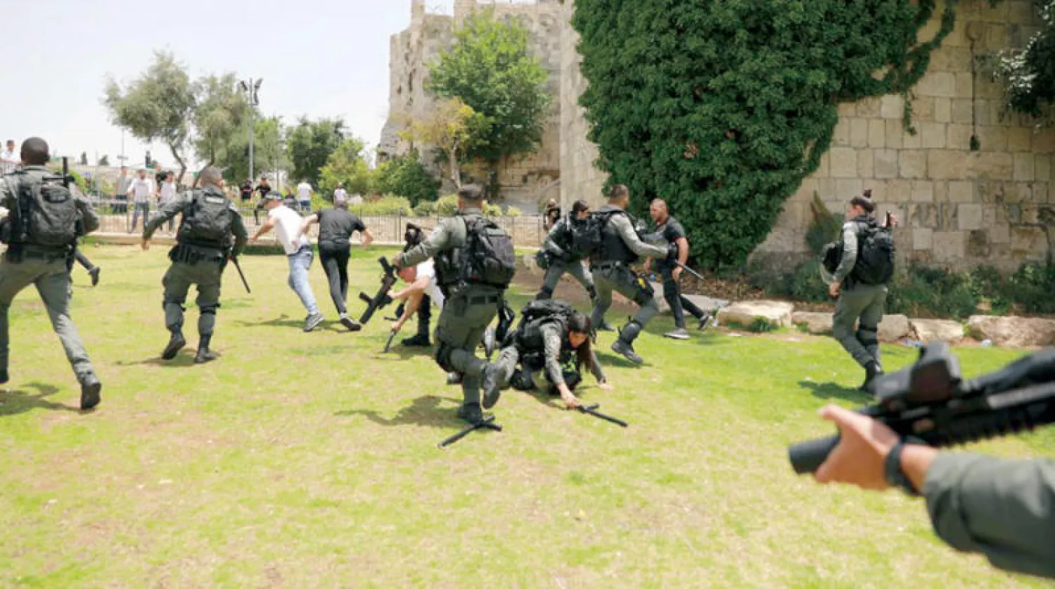 الشرطة الإسرائيلية تعتدي على المقدسيين في باب العامود خلال تأمينها مسيرة استفزازية للمستوطنين نهاية مايو الماضي (وفا)