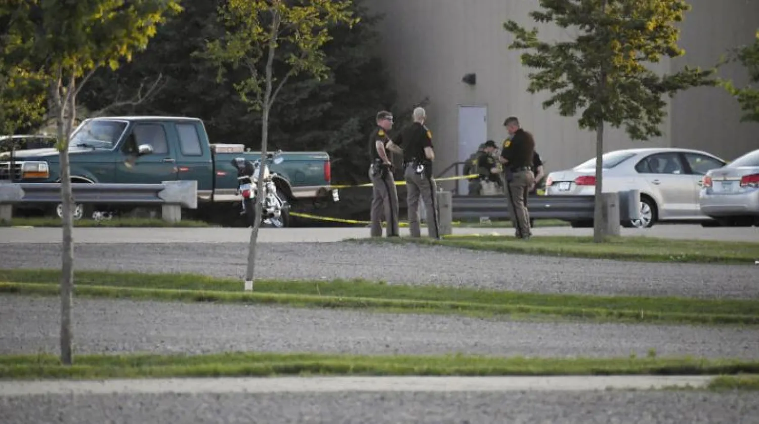 Iowa eyaletine bağlı Ames şehrinde bulunan kilisenin önündeki polisler (AP)