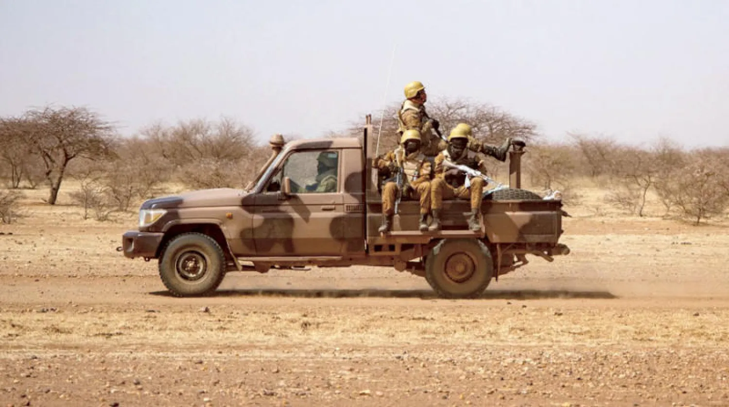 جنود من بوركينا فاسو يقومون بدورية على الطريق من دوري إلى مخيم جوديبو للاجئين في وقت تصاعدت فيه أعمال العنف وأدت إلى مقتل 12 جندياً في هجوم شنه «جهاديون» مشتبه بهم على مفرزة عسكرية (أ.ف.ب)