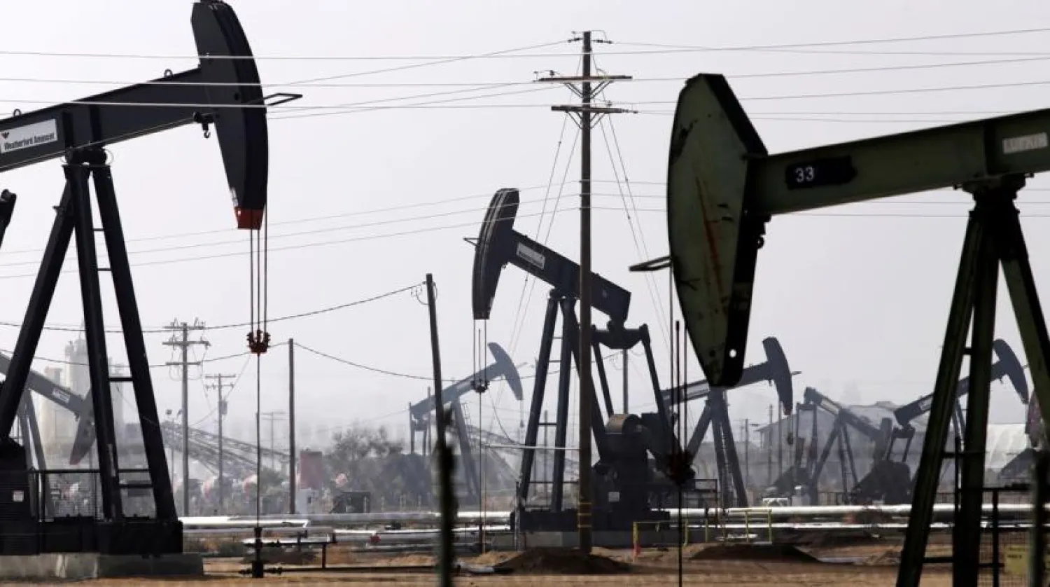 Oil drills are pictured in the Kern River oil field in Bakersfield, California November 9, 2014. REUTERS/Jonathan Alcorn/File Photo
