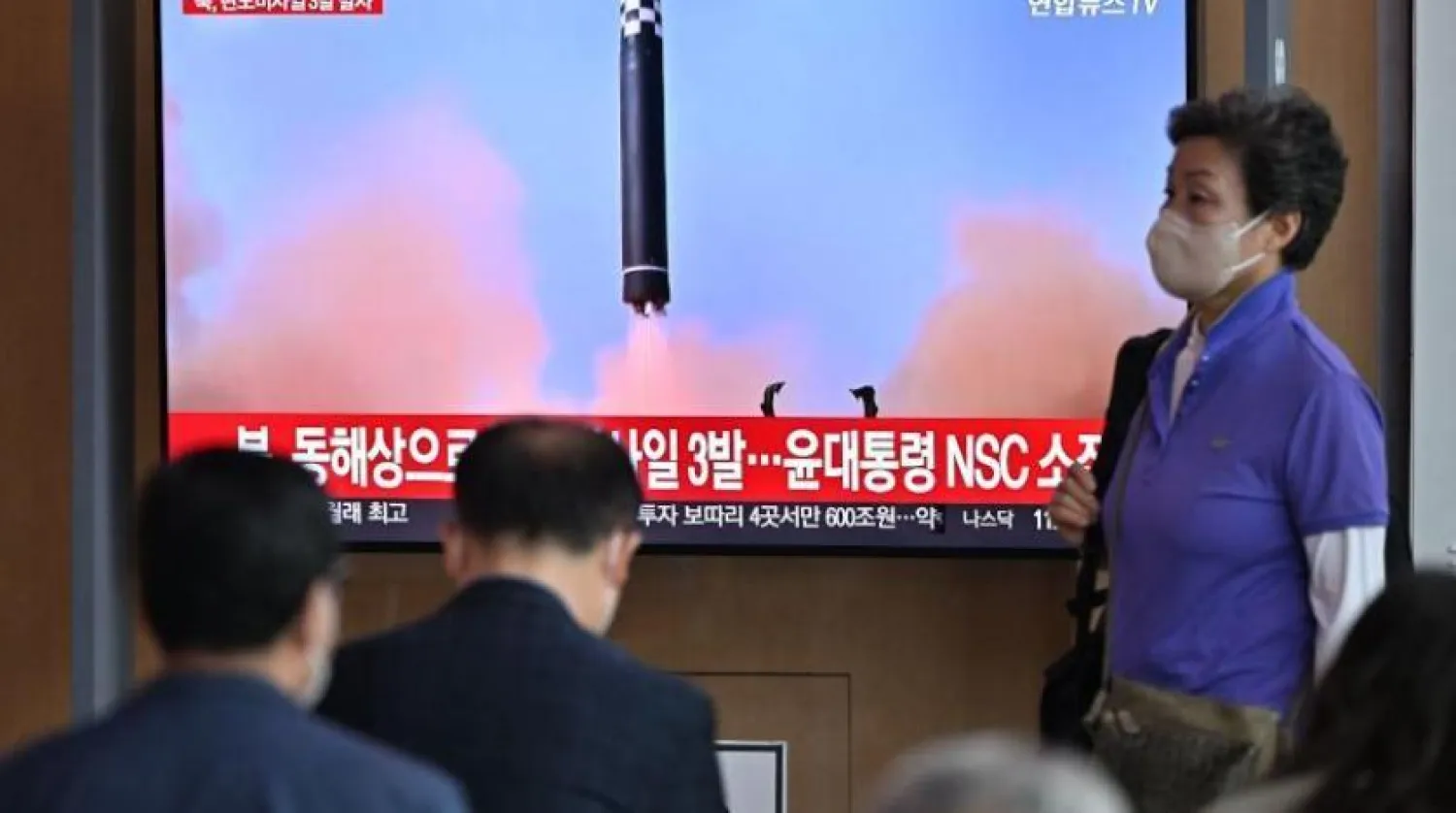 Kuzey Kore füze denemesini gösteren bir TV ekranı (AFP)
