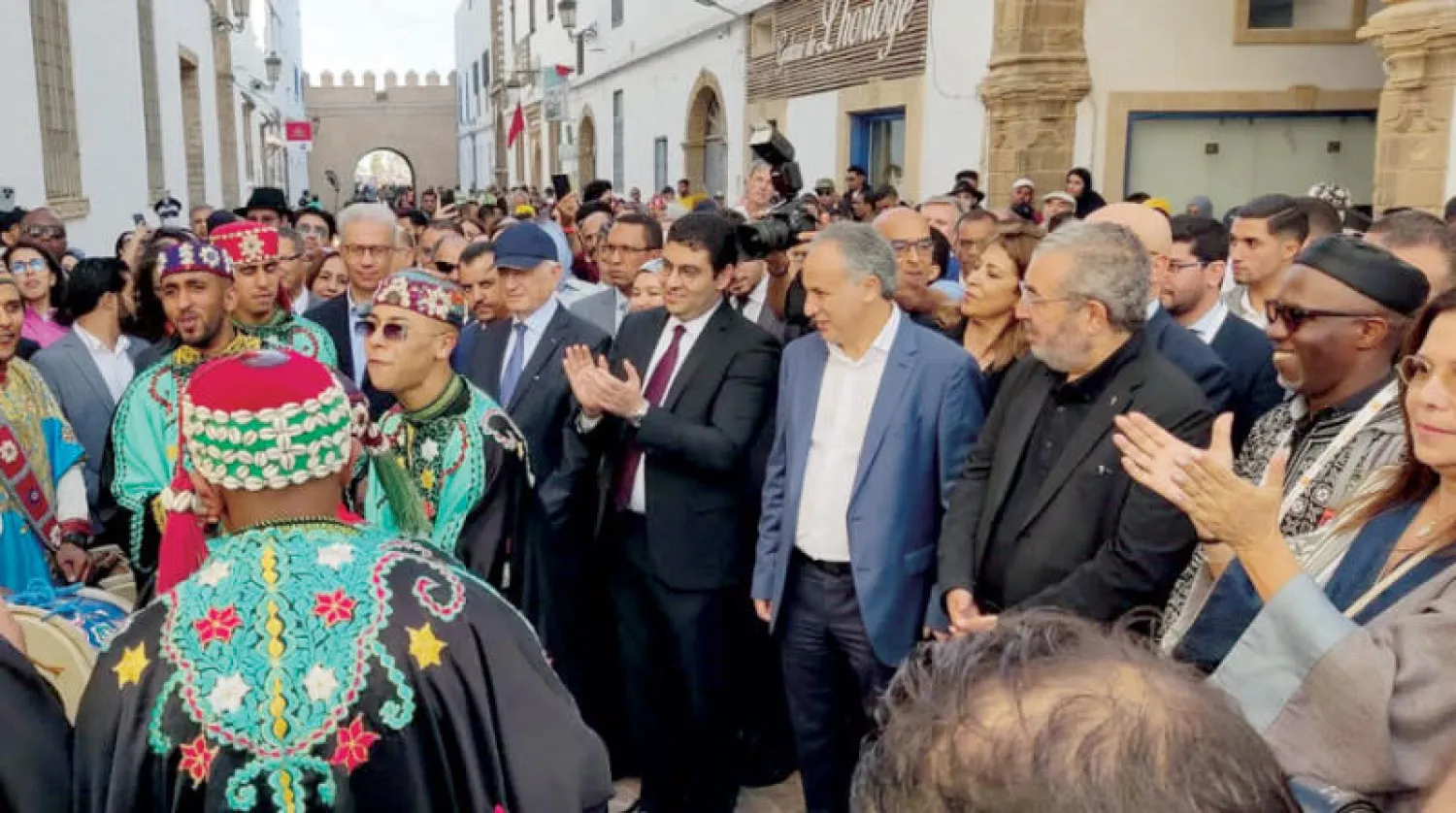 انطلق برنامج اليوم الأول من جولة المهرجان بموكب افتتاح جاب بعض أزقة المدينة وصولاً إلى ساحة مولاي الحسن (الشرق الأوسط)