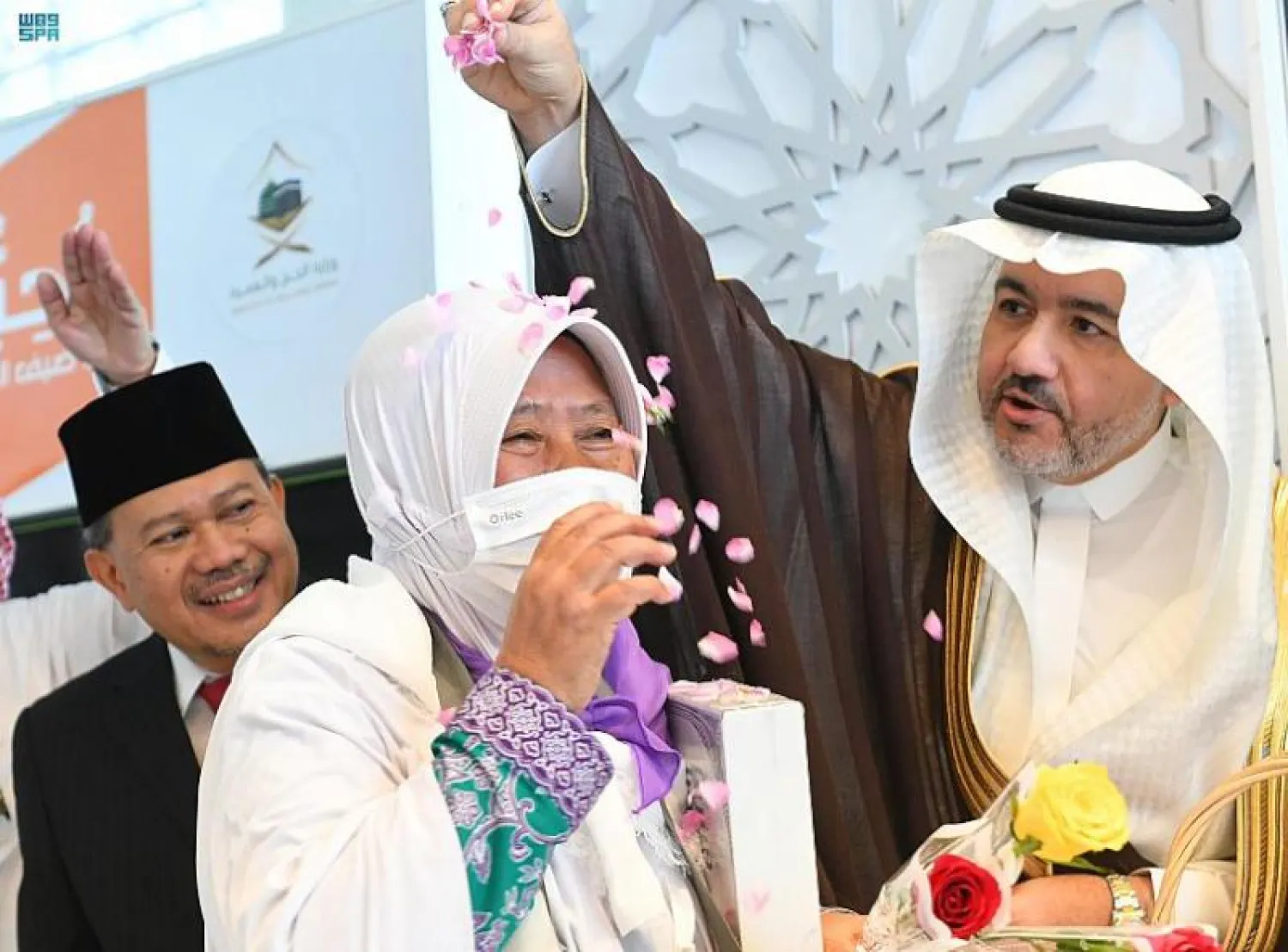 استقبال الحجاج بالورد والتمر وماء زمزم (واس)