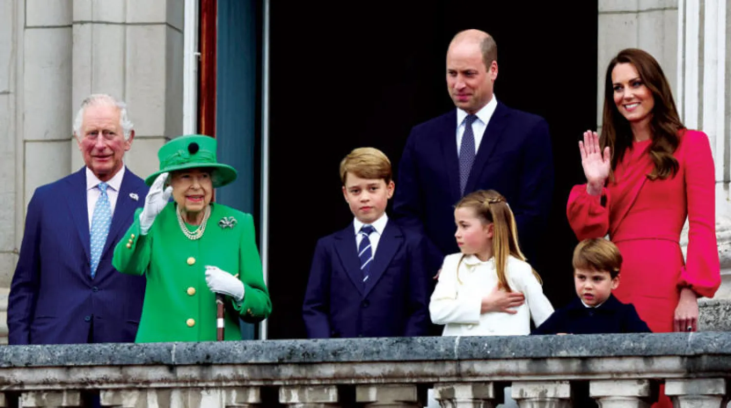 الملكة وأفراد الأسرة الملكية على شرفة القصر في ختام الاحتفالات أمس (أ.ف.ب)