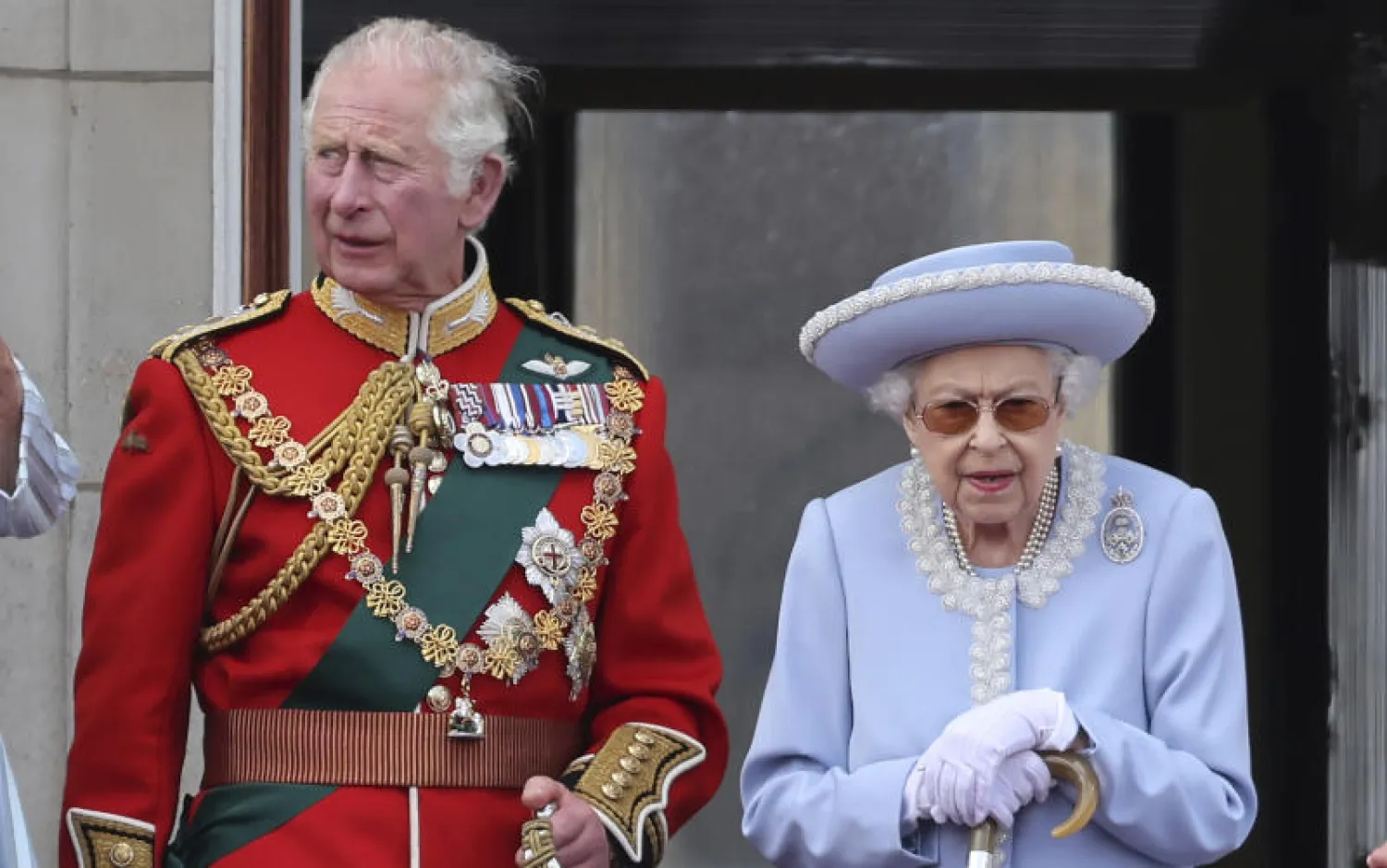 الملكة إليزابيث والأمير تشارلز في شرفة قصر باكنغهام خلال الاحتفالات باليوبيل البلاتيني لاعتلائها العرش (أ.ب)