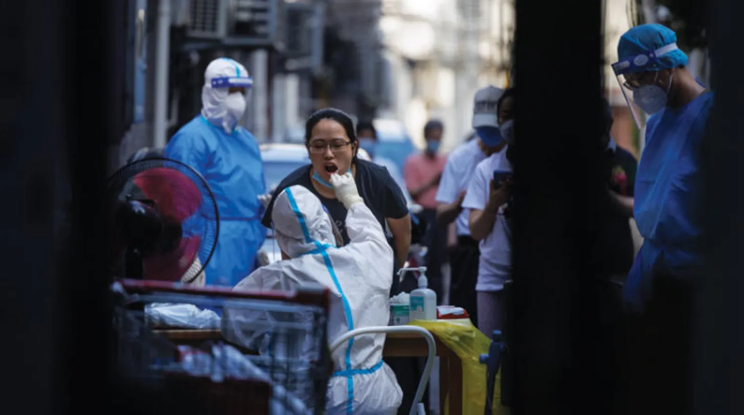 موقع اختبار مؤقت لفيروس كورونا في شنغهاي أول من أمس (إ.ب.أ)