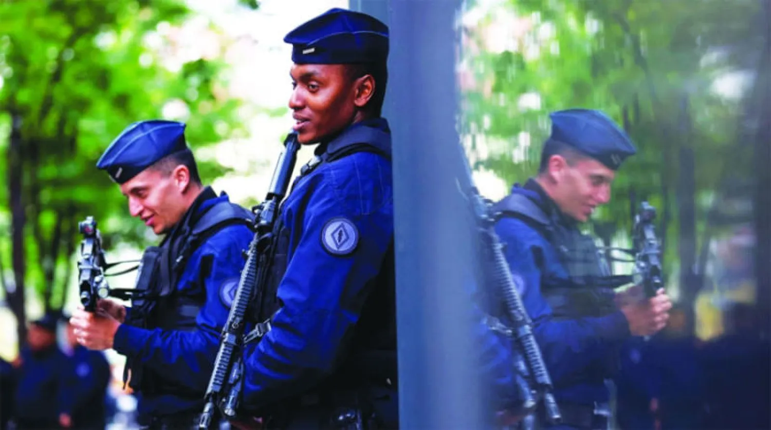 ضباط شرطة مسلحون يحرسون خارج مقر مارين لوبان مرشحة حزب «التجمع الوطني» اليميني المتطرف لانتخابات الرئاسة الفرنسية 2022 بعد هزيمتها في الجولة الثانية من الانتخابات (رويترز)