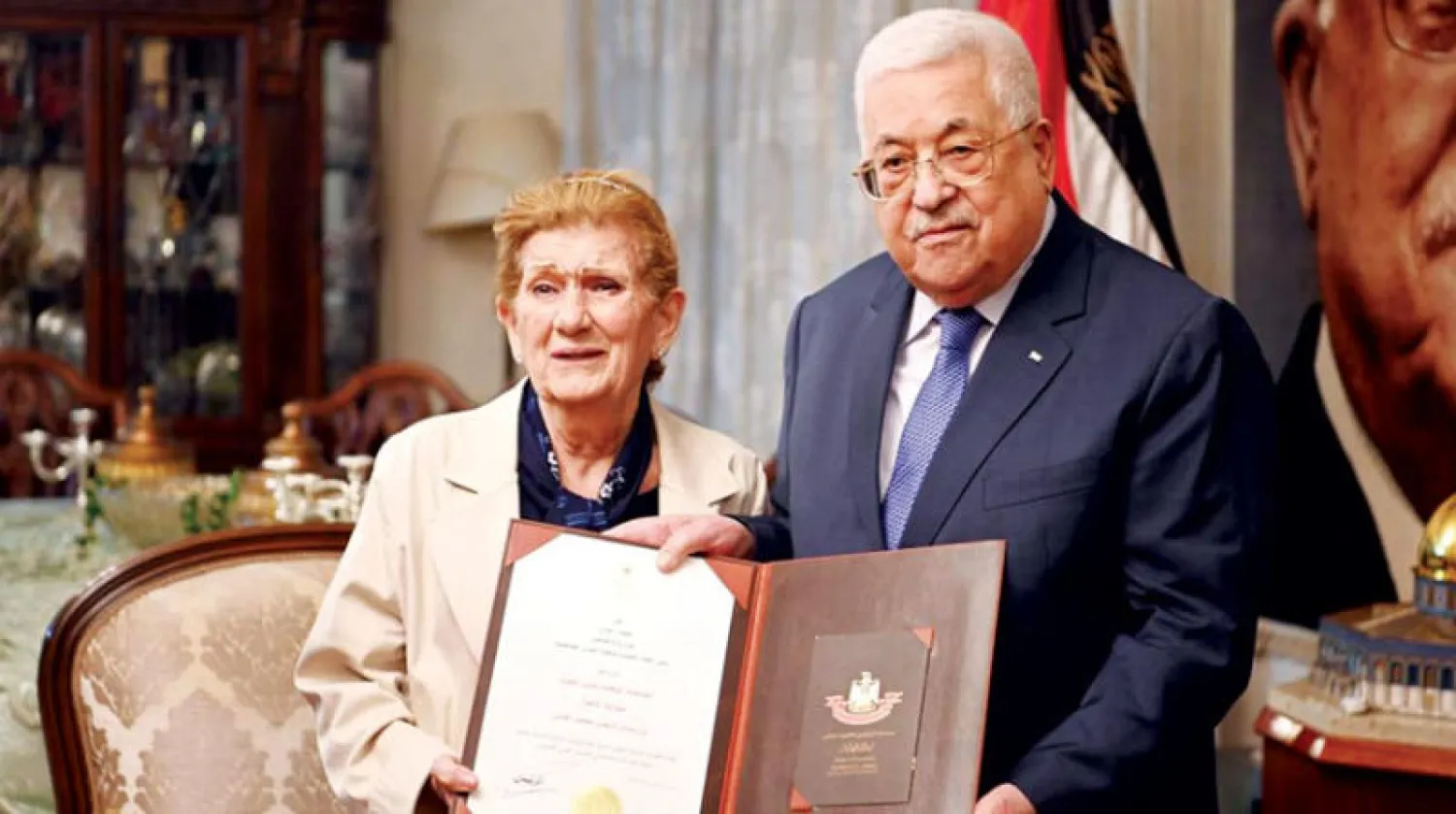 أبو مازن يمنح المناضلة سلوى الحوت ميدالية الإنجاز من وسام الرئيس محمود عباس (وفا)