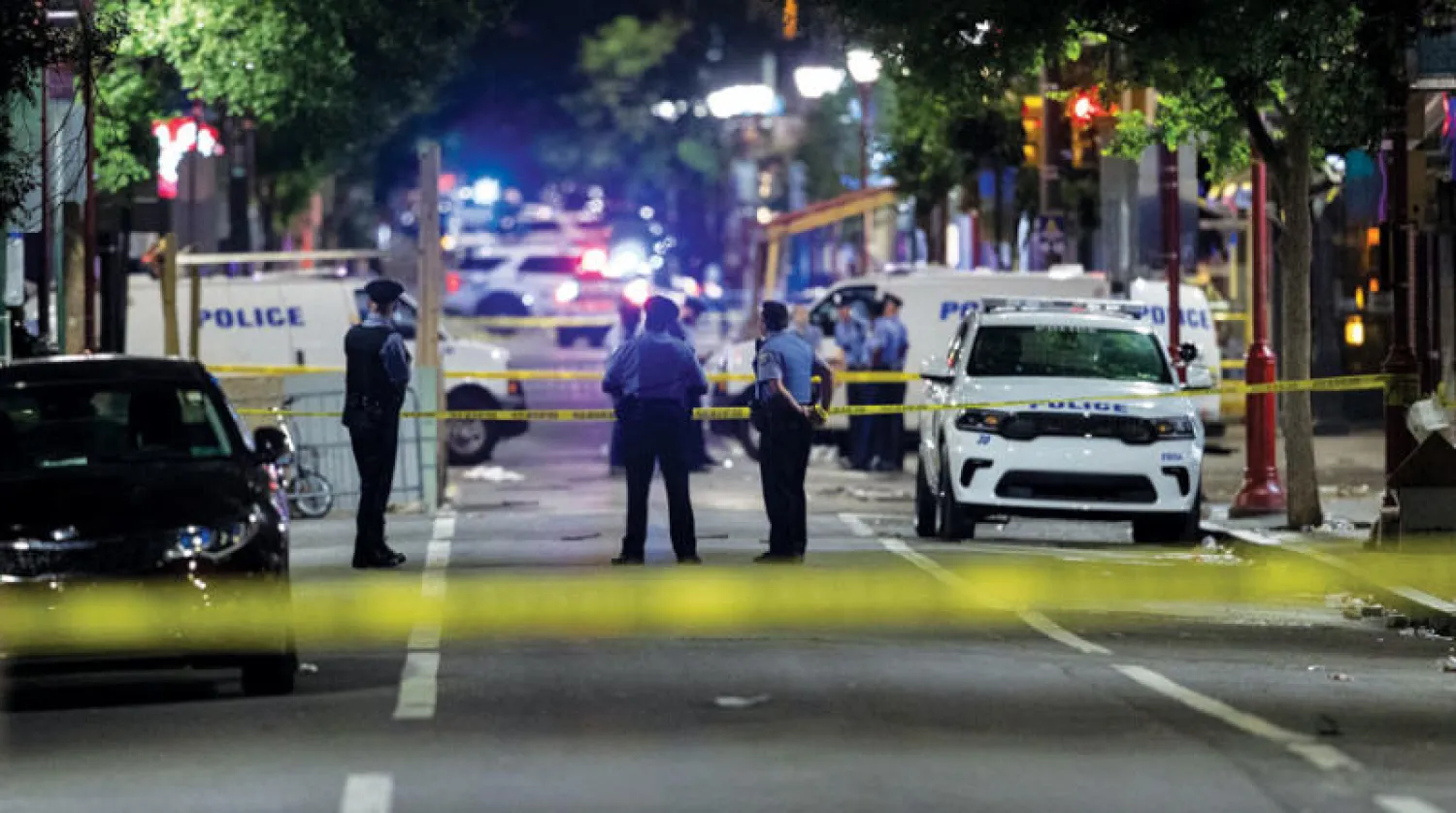 ضباط شرطة فيلادلفيا والمحققون يفحصون الأدلة في مكان إطلاق النار في فيلادلفيا أمس (أ.ب)