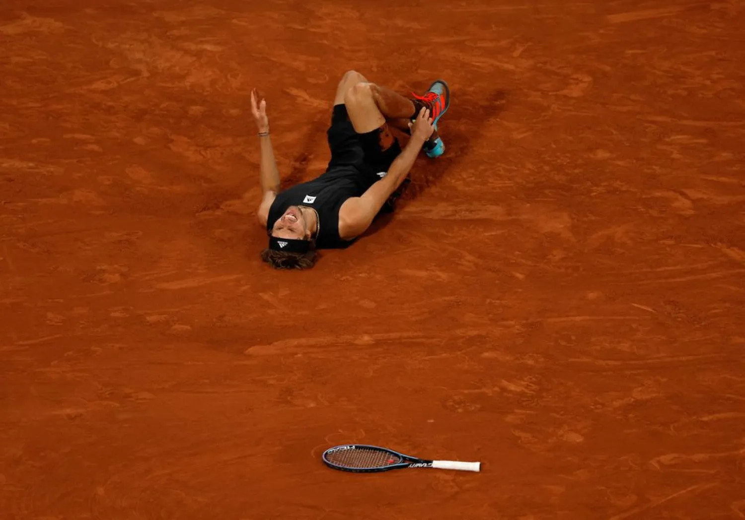 Tennis - French Open - Roland Garros, Paris, France - June 3, 2022 Germany's Alexander Zverev reacts after sustaining an injury REUTERS/Gonzalo Fuentes