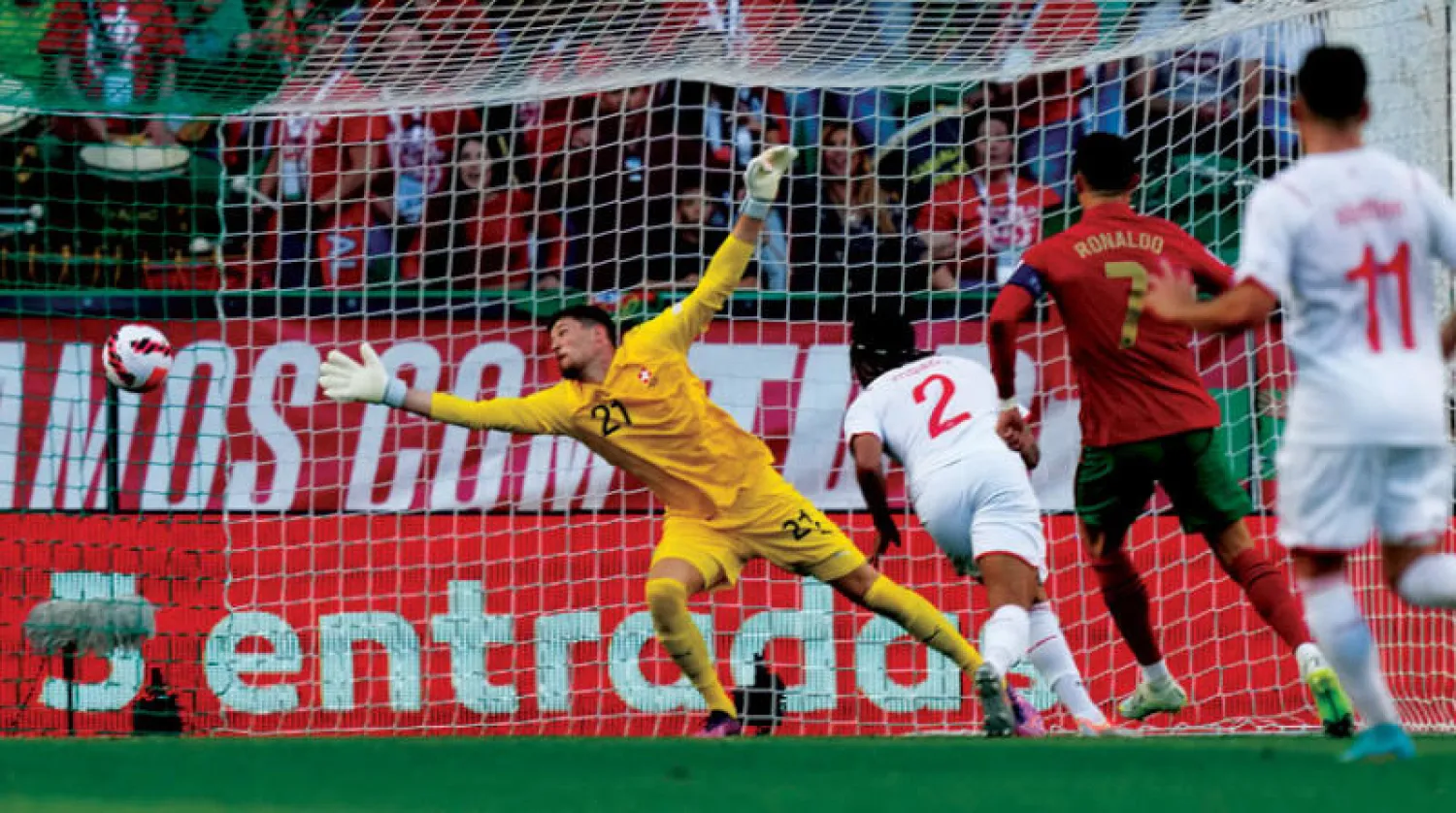 رونالدو رقم (7) يسجل ثاني أهدافه من رباعية الانتصار في مرمى سويسرا (أ.ب)