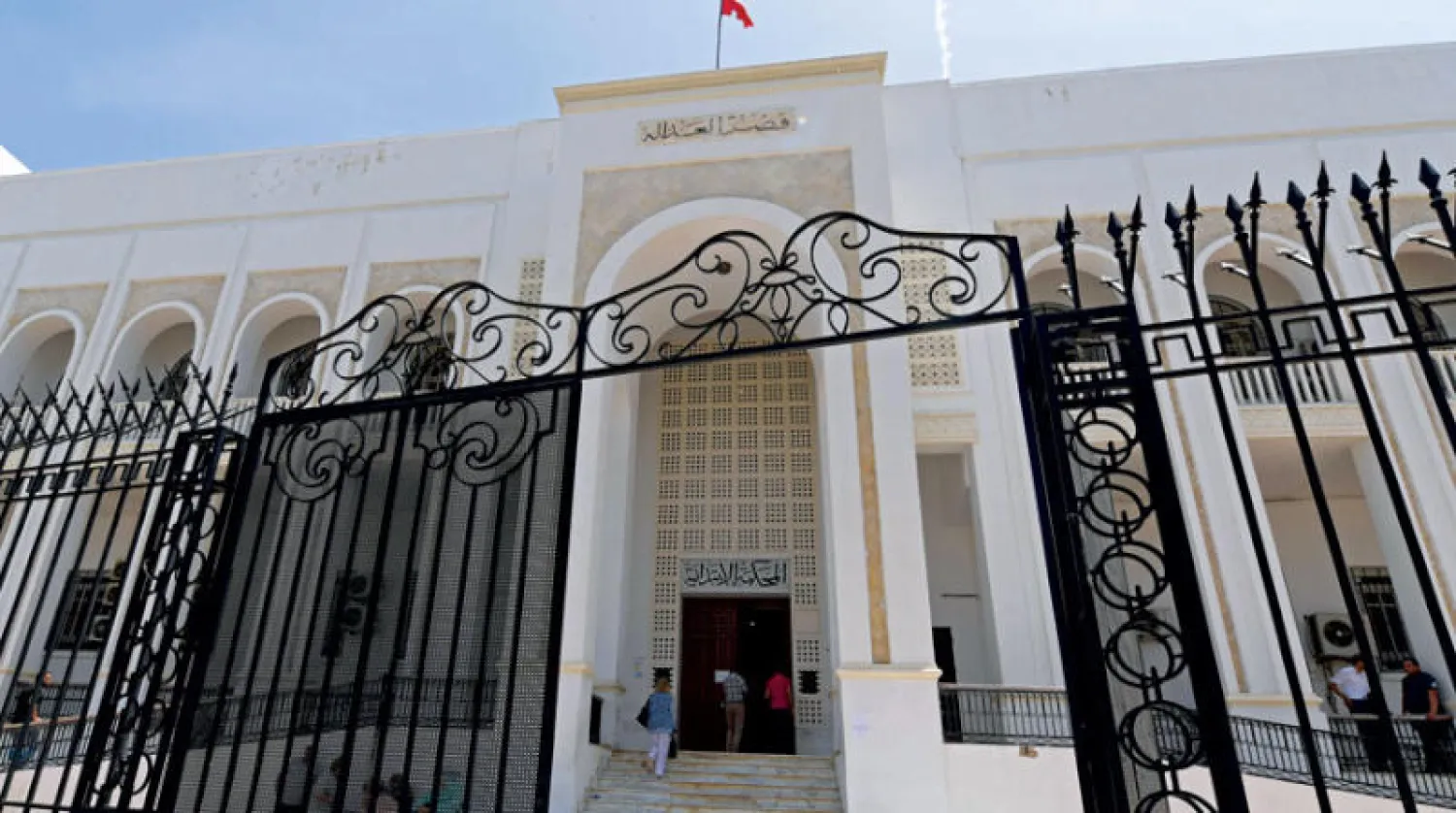 محكمة أريانة بدت أمس خالية من الزوار بعد تعليق العمل في محاكم تونس أمس (أ.ف.ب)