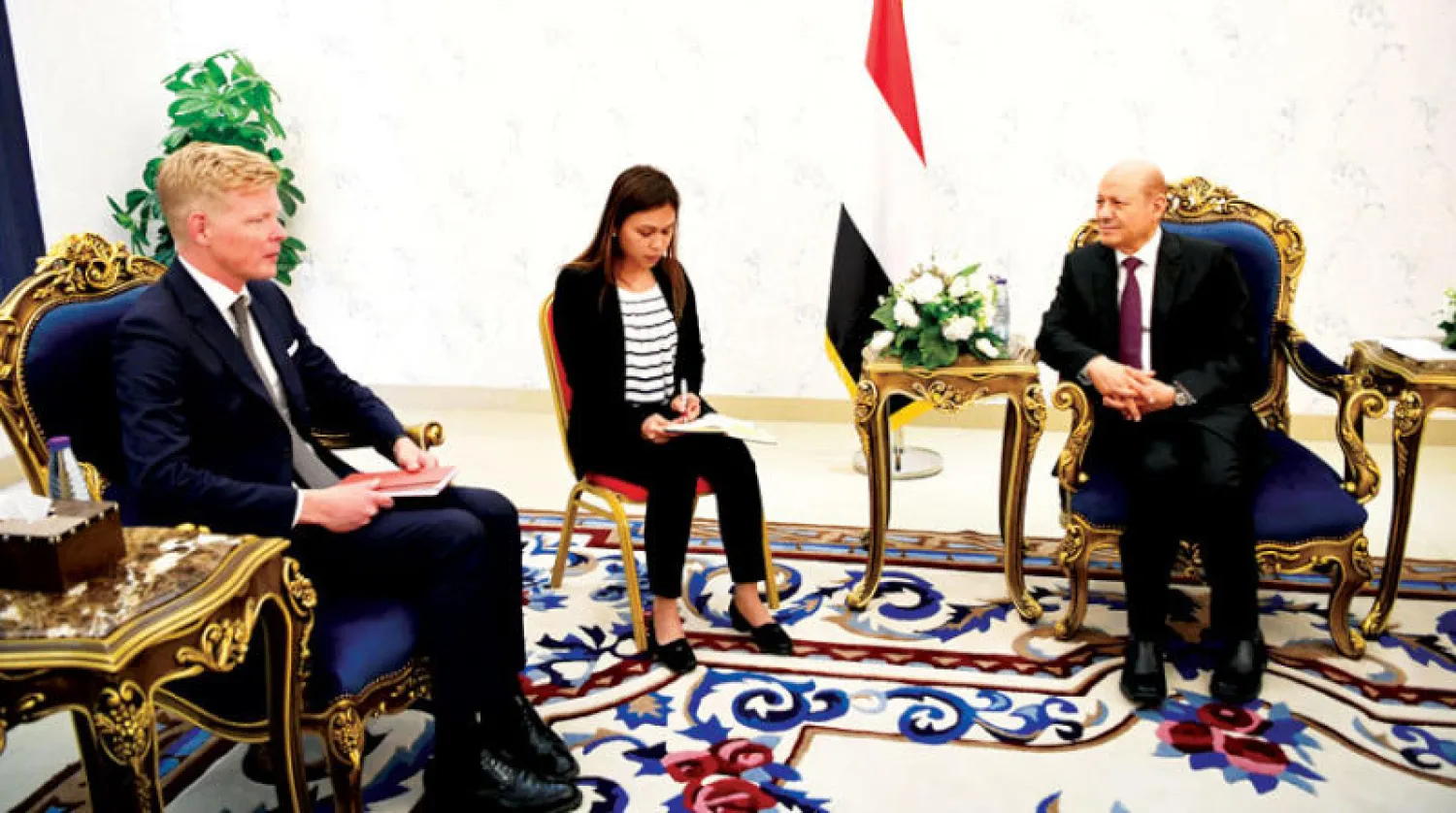 صورة نشرها المكتب الإعلامي للعليمي في لقاء سابق مع غروندبرغ في عدن (رويترز)