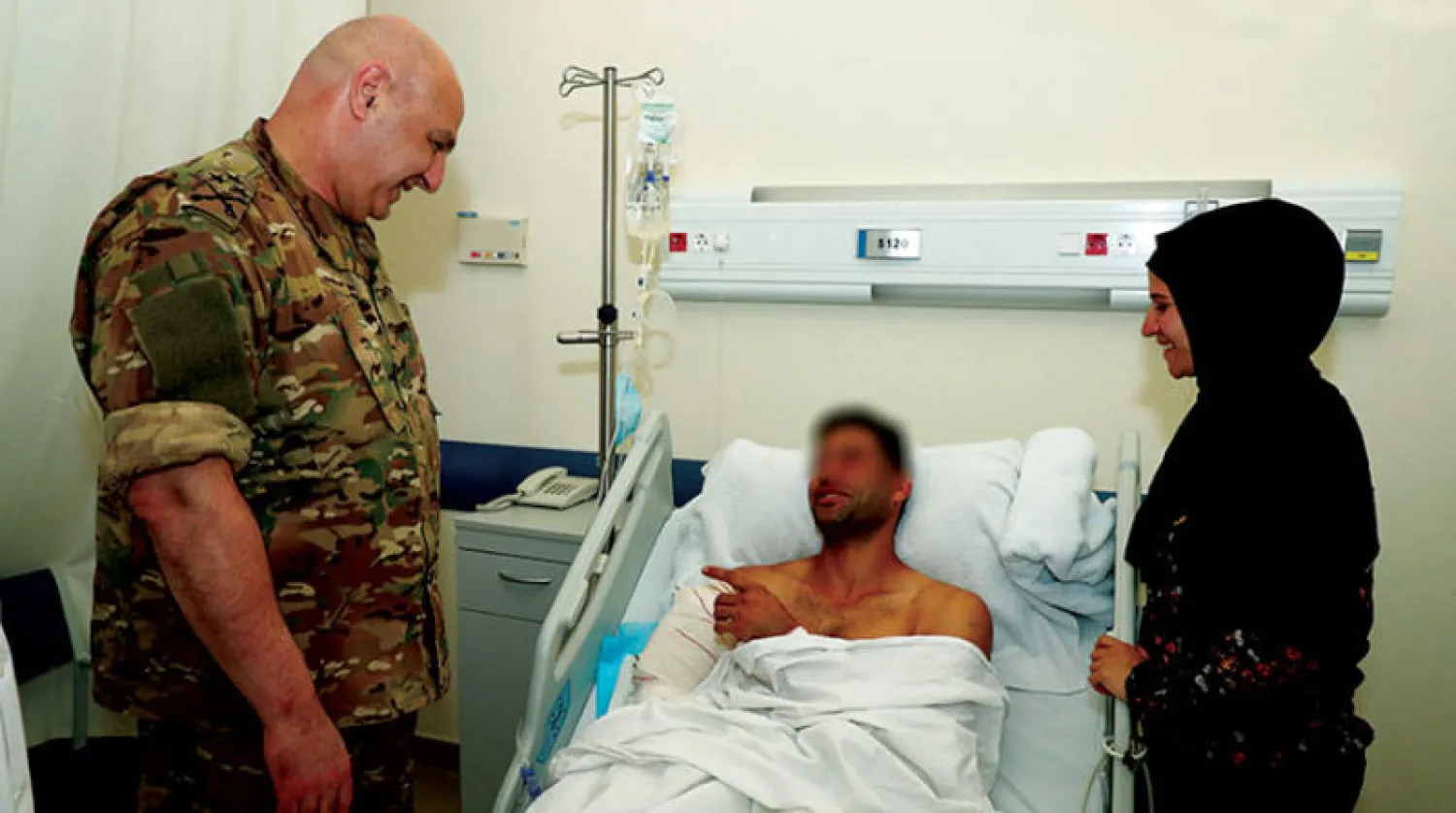 صورة نشرها في {تويتر} الجيش اللبناني لقائده يعود أحد الجرحى العسكريين
