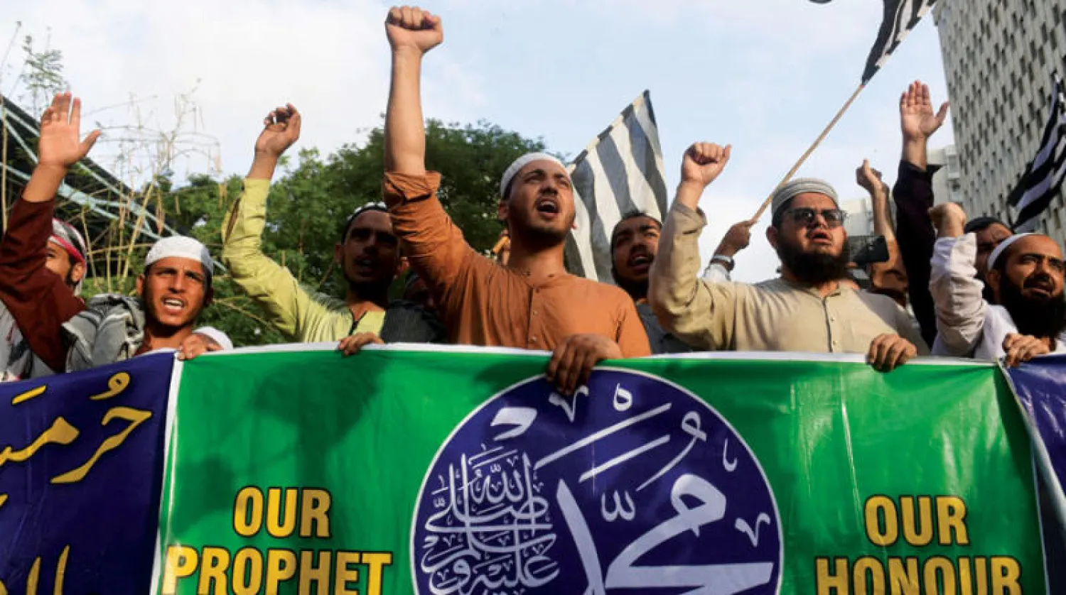 باكستانيون في إسلام آباد يحتجون أمس ضد التصريحات المسيئة التي أدلت بها مسؤولة من الحزب الحاكم في الهند عن النبي محمد (أ.ف.ب)