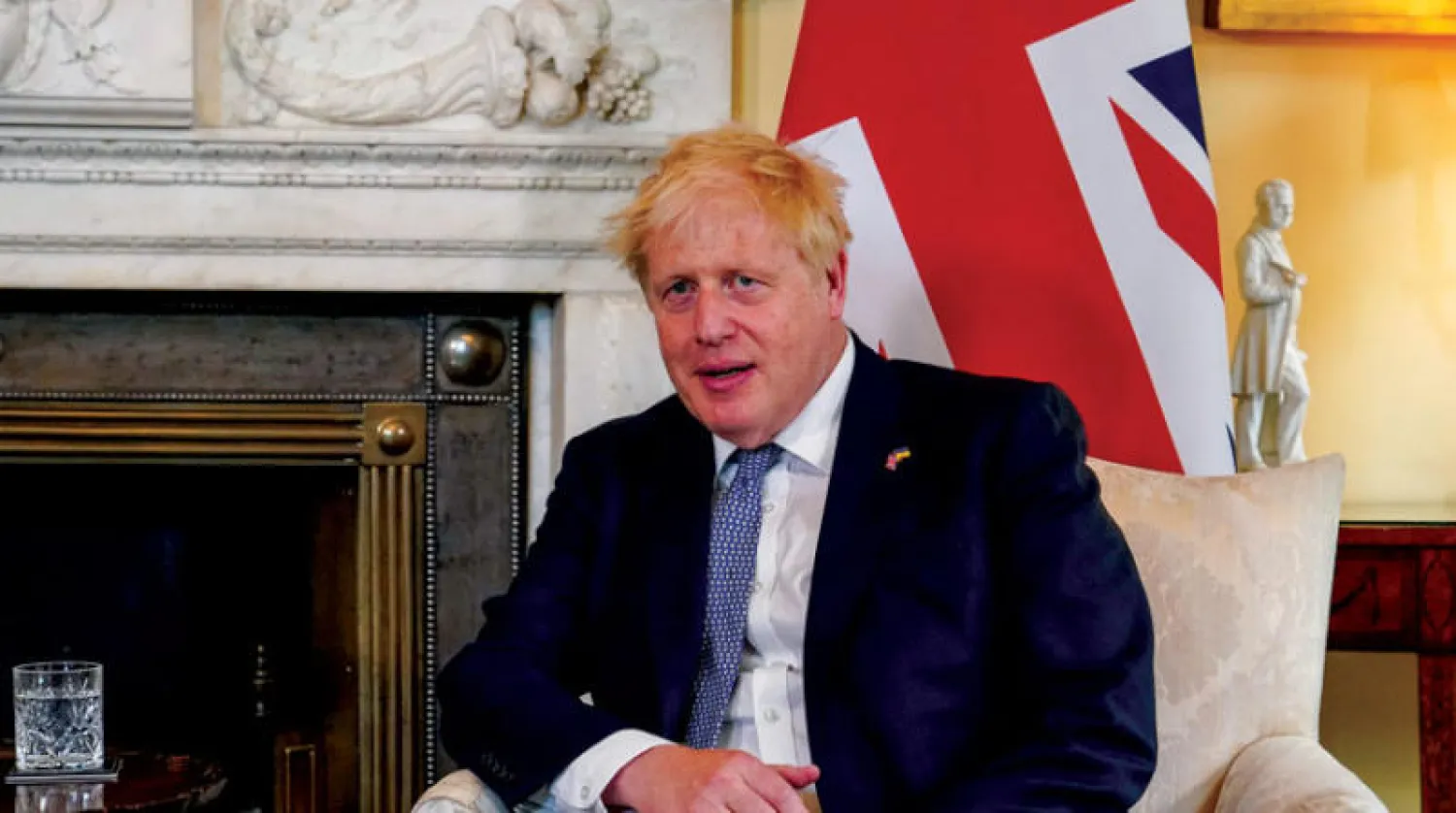 رئيس الوزراء البريطاني بوريس جونسون في مكتبه صباح أمس (رويترز)