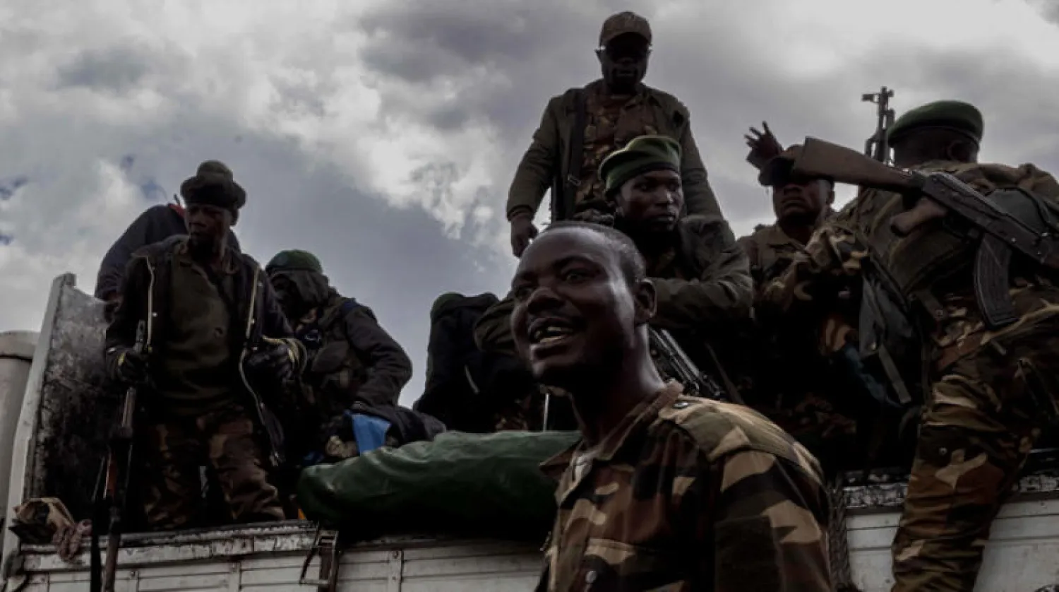 جنود الجيش الكونغولي يعودون إلى كيبومبا بأمتعتهم وأسلحتهم بعد قضاء بعض الوقت على الخطوط الأمامية على بعد أميال قليلة من مدينة غوما في شرق البلاد « ا ف ب «