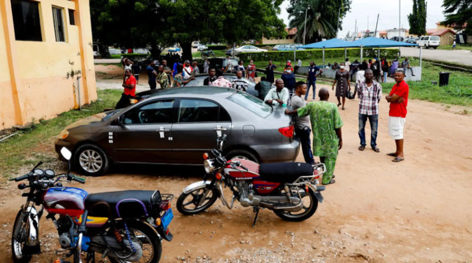 أقارب الضحايا الذين هاجمهم مسلحون خلال قداس يوم الأحد يتجمعون امام المركز الطبي الفيدرالي في أوو بولاية أوندو النيجيرية أمس « رويترز»