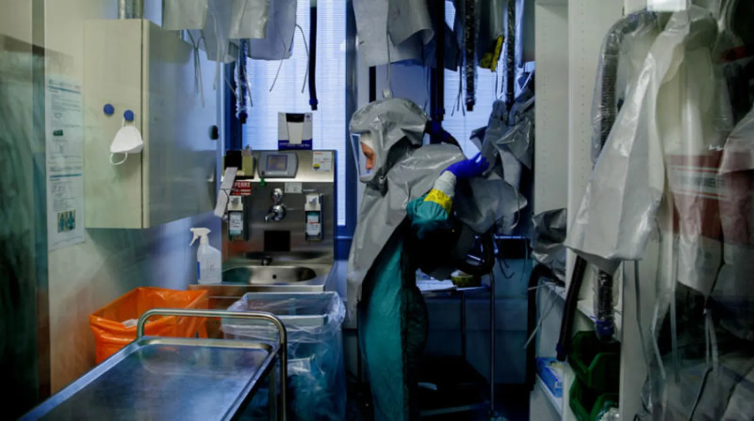 باحث يجري اختباراً على لقاح معطل لفيروس كورونا في فيينا ديسبمر الماضي (رويترز)