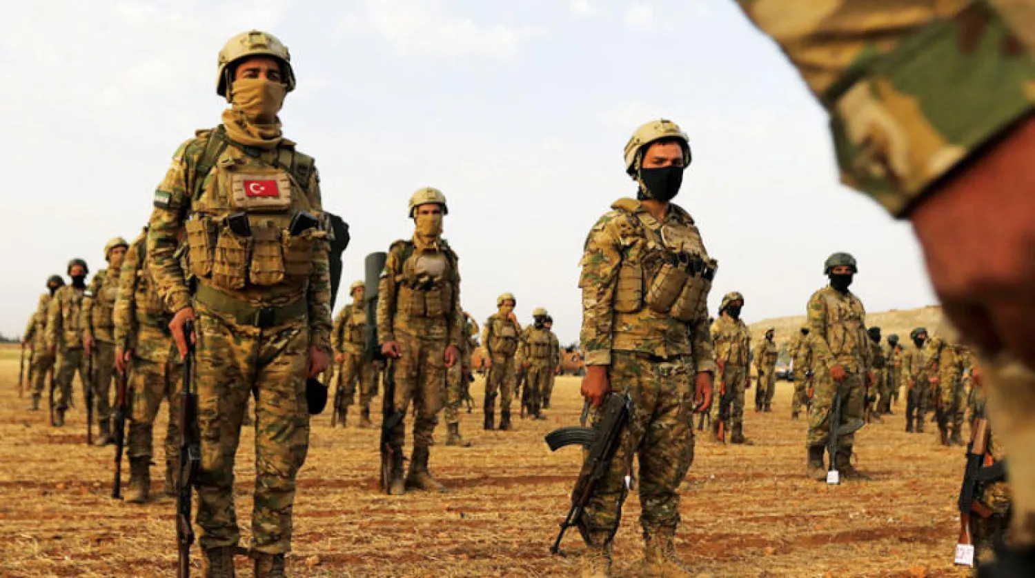 عناصر من «الجيش الوطني السوري» خلال مناورة على حدود منبج قبل أيام (أ.ف.ب)