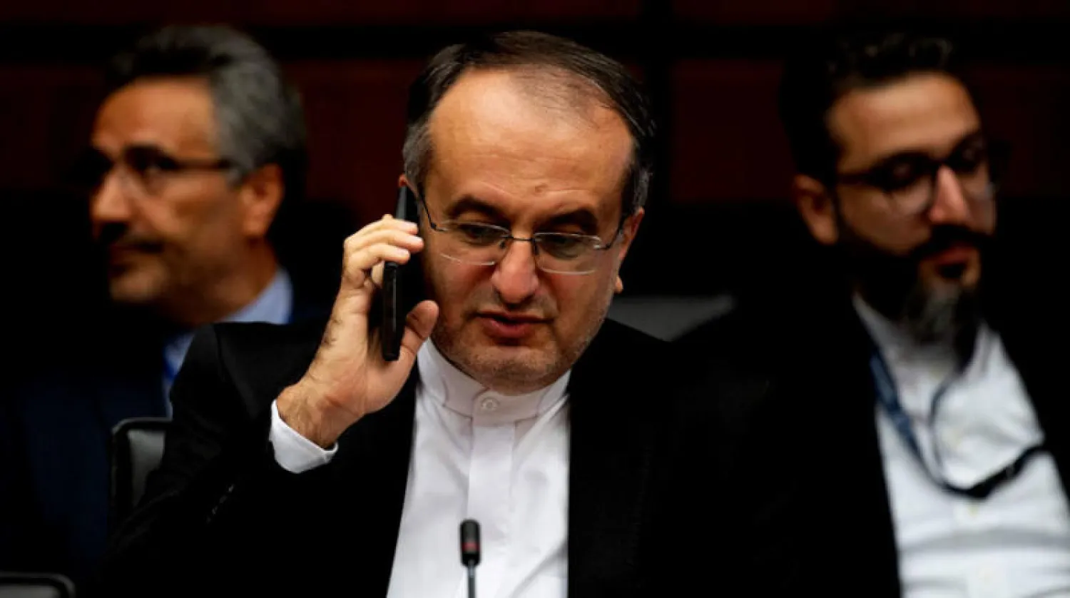 ممثل إيران لدى «الذرية الدولية» محمد رضا غائبي يتحدث في الهاتف قبل انطلاق اجتماع مجلس المحافظين في فيينا أمس (أ.ف.ب)