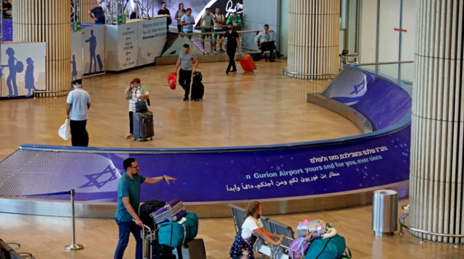 ركاب  في مطار بن غوريون الإسرائيلي في 19 مايو 2022 (أ.ف.ب)