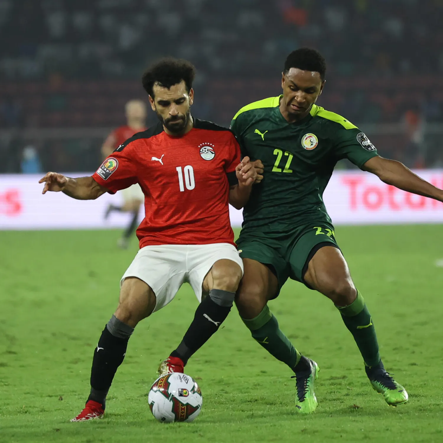 Egypt captain Mohamed Salah (L) contests possession with with fellow forward Mame Thiam (R) of Senegal during the Africa Cup of Nations final in Yaounde on February 6, 2022. Daniel BELOUMOU OLOMO AFP
