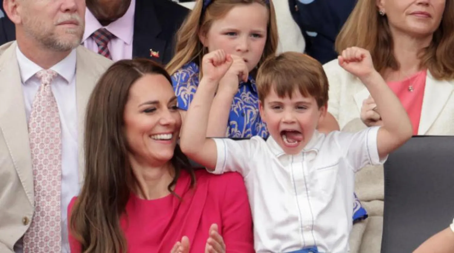 Prens Louis, Buckingham Sarayı'nın dışındaki kutlamaları sırasında (AP)