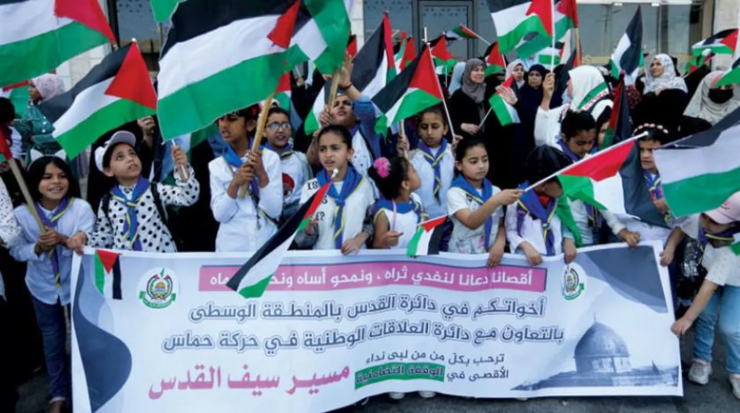 Palestinian Territories, Nuseirat: Palestinian children wave national flags as they take part in a protest to express their solidarity with Jerusalem, in Nuseirat refugee camp. Photo: Ashraf Amra/APA Images via ZUMA Press Wire/dpa