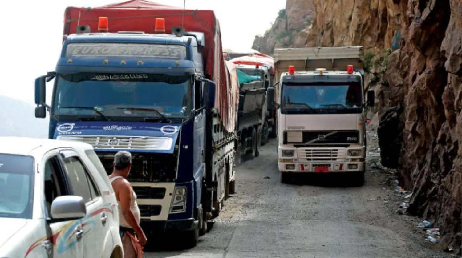 Taiz'in yıllardır yaşadığı kuşatma nedeniyle kamyonlarla yapılan sevkiyatlar için tehlikeli güzergahlar kullanılıyor. (AFP)