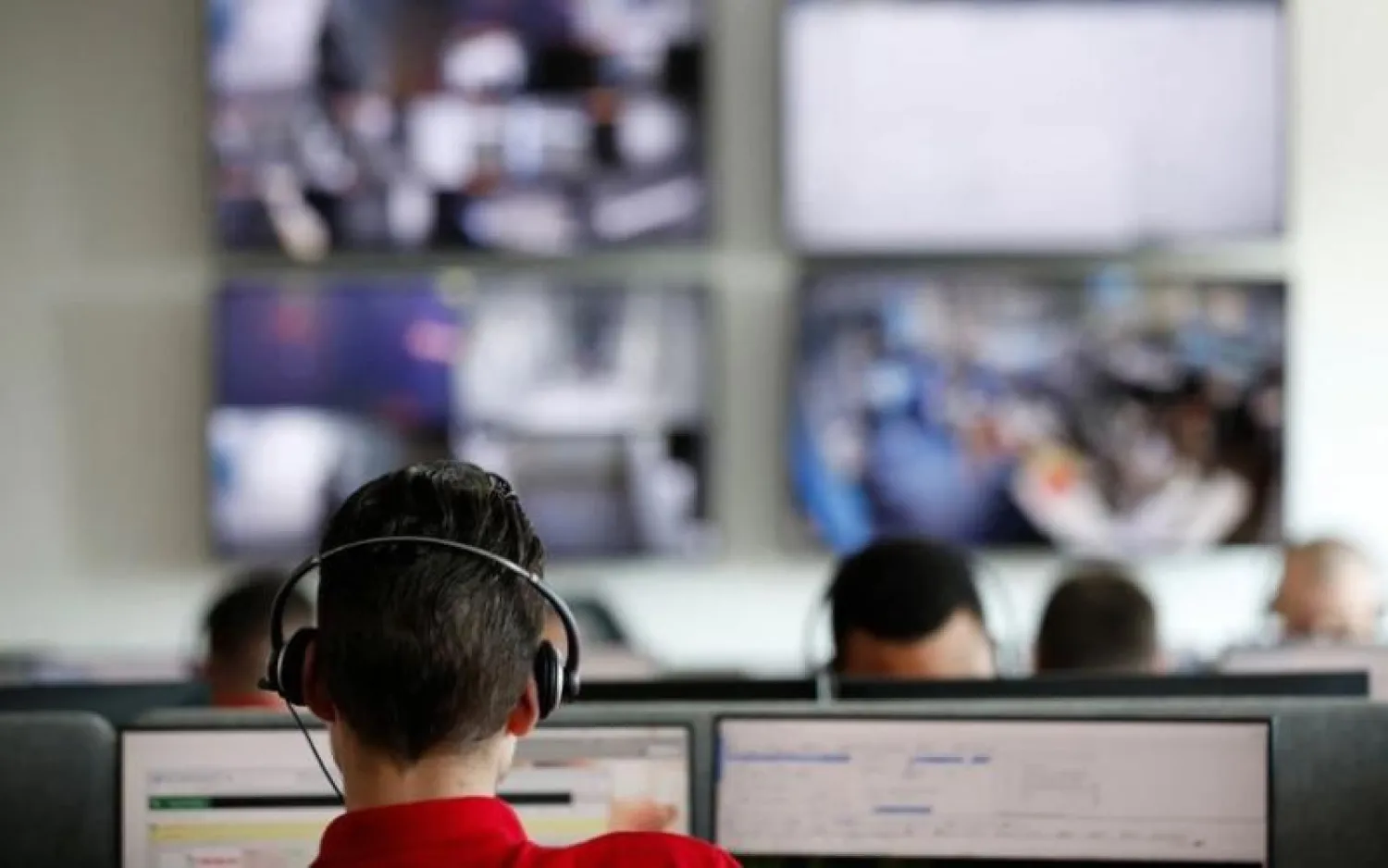 العمال عليهم الالتزام بالحفاظ على 100 % على الأقل من الإنتاجية (رويترز)