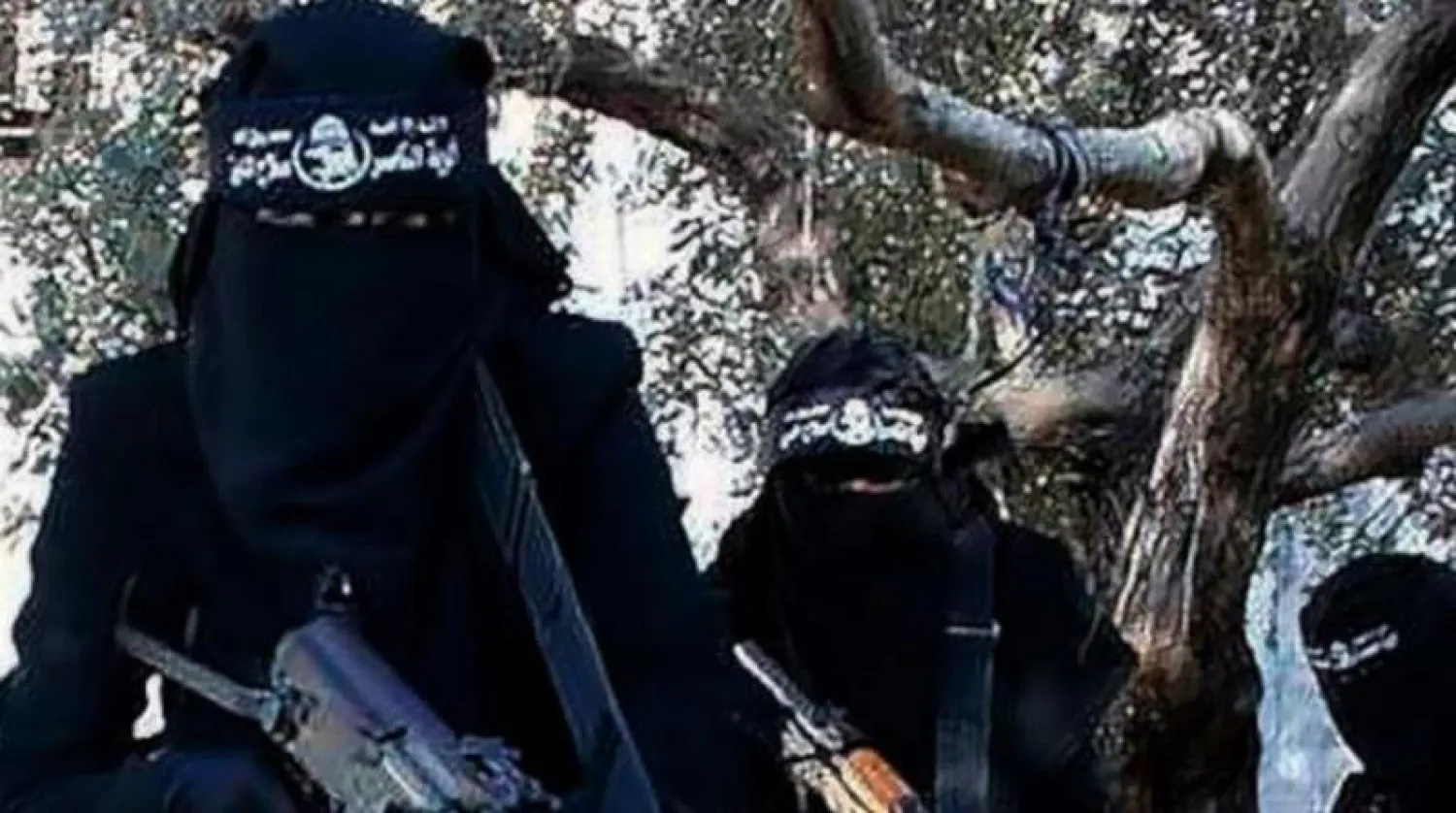 نسوة من «داعش» خلال تدريبات في الرقة السورية قبل طرد التنظيم منها (أرشيفية - الشرق الأوسط)