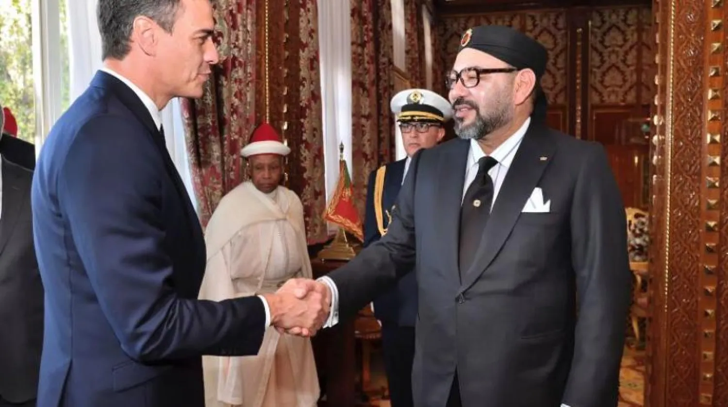 Moroccan King Mohammed VI welcomes Spanish Prime Minister Pedro Sanchez, prior to their meeting at the Royal Palace in Rabat in April 2022. (MAP) 